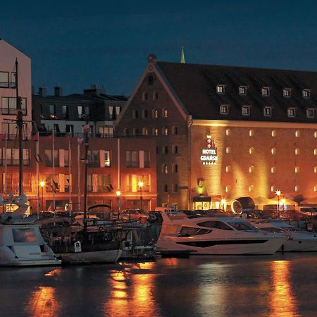 Hotel Gdansk Boutique Exterior foto The hotel at night