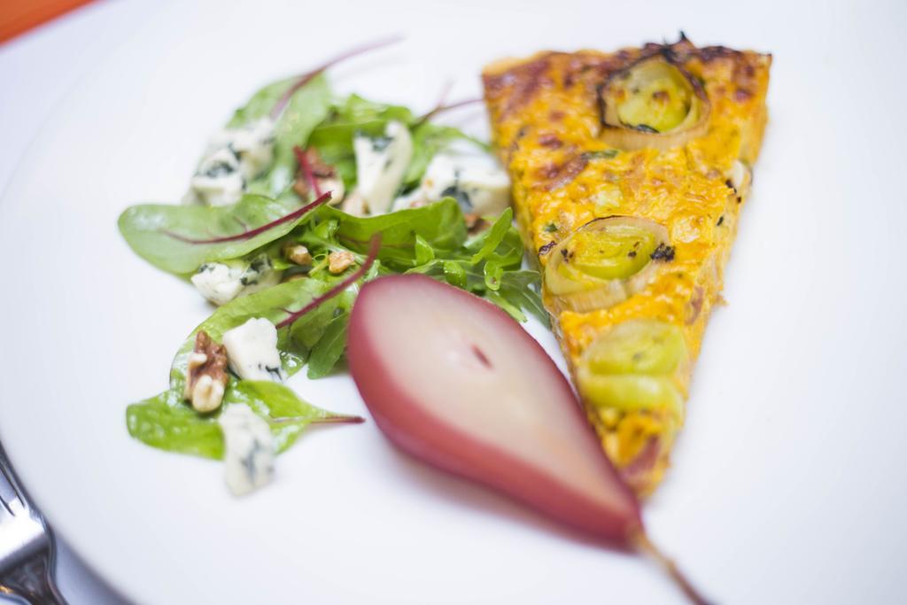 Hotel Gdansk Boutique Exterior foto A quiche with a salad