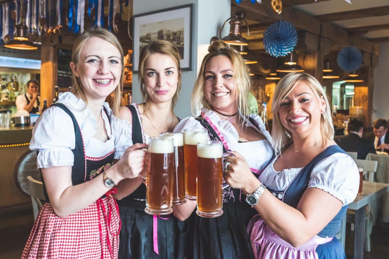 Hotel Gdansk Boutique Exterior foto Waitresses in traditional Bavarian dirndl