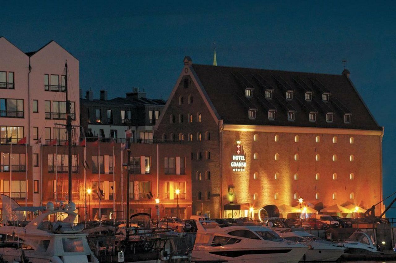 Hotel Gdansk Boutique Exterior foto The hotel at night